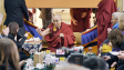 Der Dalai Lama (Mitte) in "But Beautiful" (2019); Quelle: Pandora Film, DFF