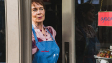 Celia Imrie in "Love Sarah - Liebe ist die wichtigste Zutat" (2020); Quelle: Weltkino Filmverleih, DFF, © FEMME FILMS, Foto: Ali Tollervey