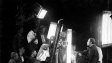 Fritz Lang (linke Bildhälfte Mitte), Gustav Püttjer (rechts neben Lang, mit Hut), Karl Freund (vor Lang, an der Kamera), Robert Baberske (hinter der Kamera, mit Klappe), Gustav Fröhlich (rechts) bei den Dreharbeiten zu "Metropolis" (1926); Quelle: Murnau-Stiftung, SDK, © Horst von Harbou - Deutsche Kinemathek