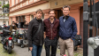 Daniel Kehlmann, Daniel Brühl, Malte Grunert (v.l.n.r.) bei den Dreharbeiten zu "Nebenan" (2021); Quelle: Warner Bros. Pictures Germany, DFF, © 2021 Amusement Park Film GmbH, Warner Bros. Ent. GmbH, Reiner Bajo