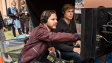 Daniel Brühl, Daniel Kehlmann (vorne v.l.n.r.) bei den Dreharbeiten zu "Nebenan" (2021); Quelle: Warner Bros. Pictures Germany, DFF, © 2021 Amusement Park Film GmbH, Warner Bros. Ent. GmbH, Reiner Bajo