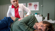 Cordula Stratmann, Christoph Maria Herbst (v.l.n.r.) in "Es ist nur eine Phase, Hase" (2021); Quelle: Majestic Filmverleih, DFF, © Majestic, Wolfgang Ennenbach