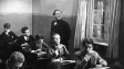Emil Jannings (stehend), Robert Klein-Lörk (rechts) in "Der blaue Engel" (1926)
