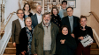 Am Set von "Treasure - Familie ist ein fremdes Land" in Halle am 20. April 2023: Claas Danielsen (Mitteldeutsche Medienförderung),  Dr. Henrike Franz (Staatskanzlei und Ministerium für Kultur des Landes Sachsen-Anhalt), Fabian Gasmia (Seven Elephants GmbH), Katharina Dufner (SWR), Dr. Harald Steinwender (BR), Carl Bergengruen (MFG Baden-Württemberg) (hinten v.l.n.r.), Britta Marciniak (Mitteldeutsche Medienförderung), Stephen Fry, Lena Dunham, Julia von Heinz (vorne v.l.n.r.)