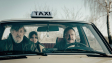 Stephen Fry, Lena Dunham, Zbigniew Zamachowski (v.l.n.r.) in "Treasure - Familie ist ein fremdes Land" (2024)