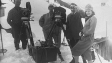 Kurt Neubert, Hans Schneeberger, Arnold Fanck, Leni Riefenstahl (v.l.n.r.) bei den Dreharbeiten zu "Der große Sprung" (1927)