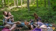 Sarah Abbott, Ariadne Deibert, Lyla Elliot, Sarah-Maxine Racicot, Summer H. Howell (v.l.n.r.) in "Spirit in the Blood" (2024)