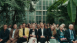 Petra Morzé (vorne 4.v.l.), Albrecht Schuch (vorne 4.v.r.) in "Pfau - Bin ich echt?" (2024)