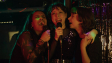 Lina Isabell Sturm (Mitte), Sophie Paasch (rechts) in "Keine Spur von jemandem, der fehlt" (2024)