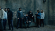 Cem Öztabakci (3.v.r.), Kais Setti (2.v.r.) in "Haps - Crime Doesn't Pay" (2025)