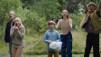 Michael Wittenborn, Hedi Kriegeskotte, Theo Kretschmer, Lilli Lacher, Jona Volkmann (v.l.n.r.) in "Grüße vom Mars" (2024)